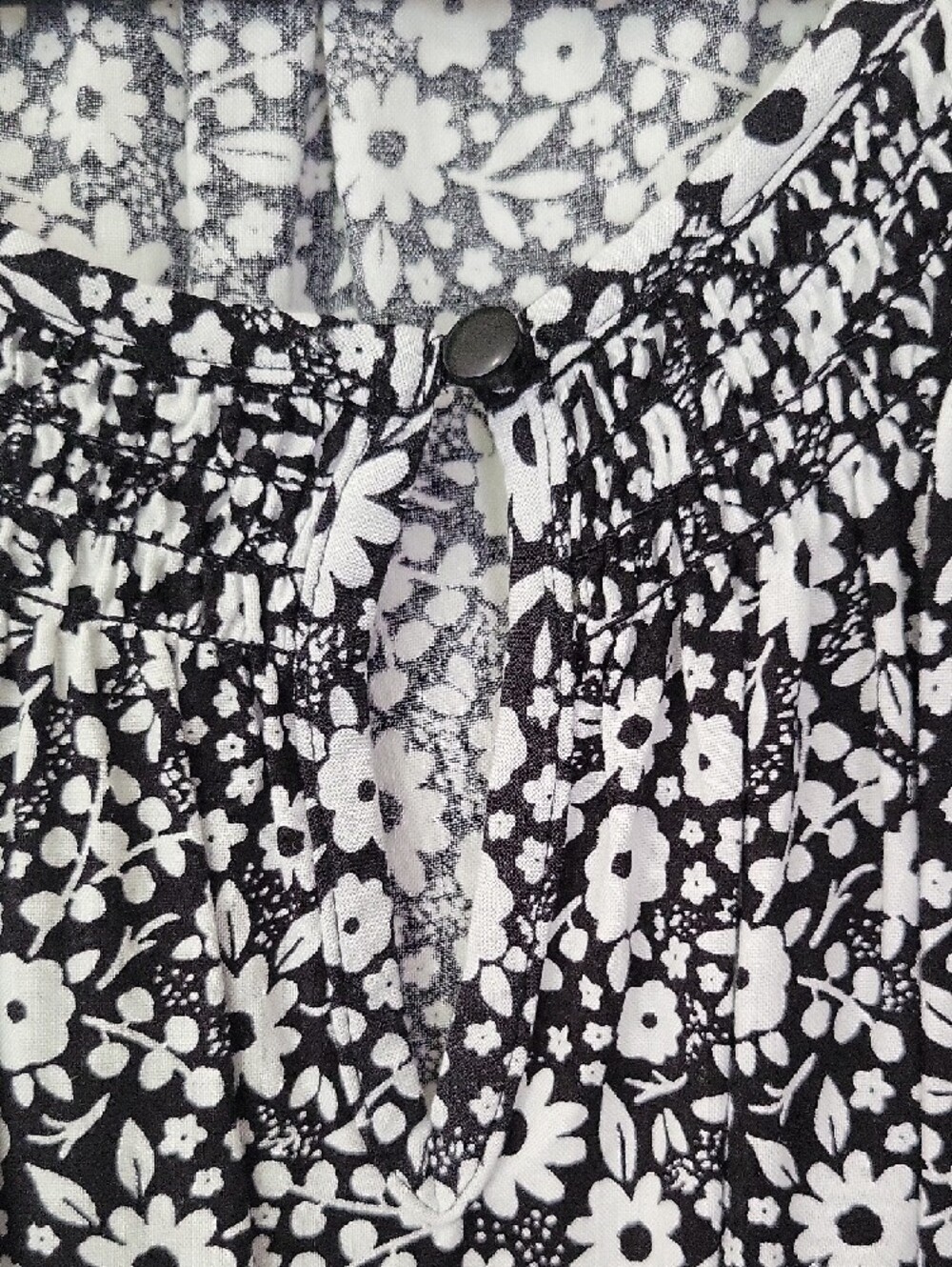 croft & barrow Black and White Floral Sleeveless Tank Blouse - Picture 2 of 5